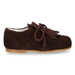 Zapatito tipo Blucher niño con lengüeta y picados en serraje.