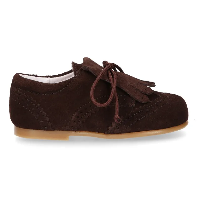 Zapatito tipo Blucher niño con lengüeta y picados en serraje.