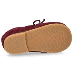 Zapatito tipo Blucher niño con lengüeta y picados en serraje.