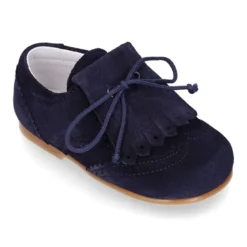 Zapatito tipo Blucher niño con lengüeta y picados en serraje.