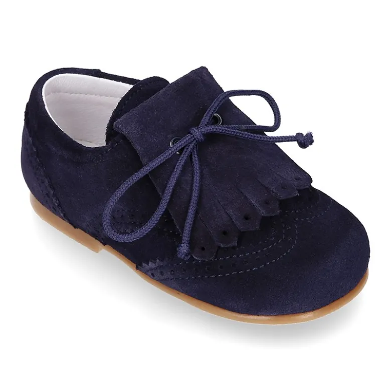 Zapatito tipo Blucher niño con lengüeta y picados en serraje.