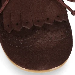 Zapatito tipo Blucher niño con lengüeta y picados en serraje.