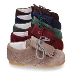 Zapatito tipo Blucher niño con lengüeta y picados en serraje.