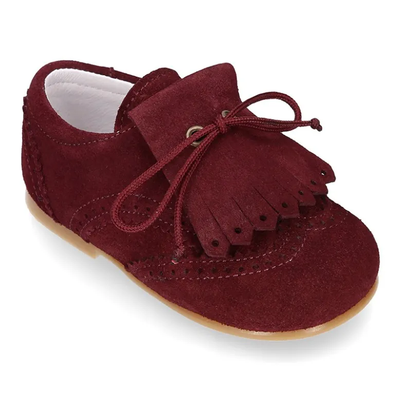 Zapatito tipo Blucher niño con lengüeta y picados en serraje.