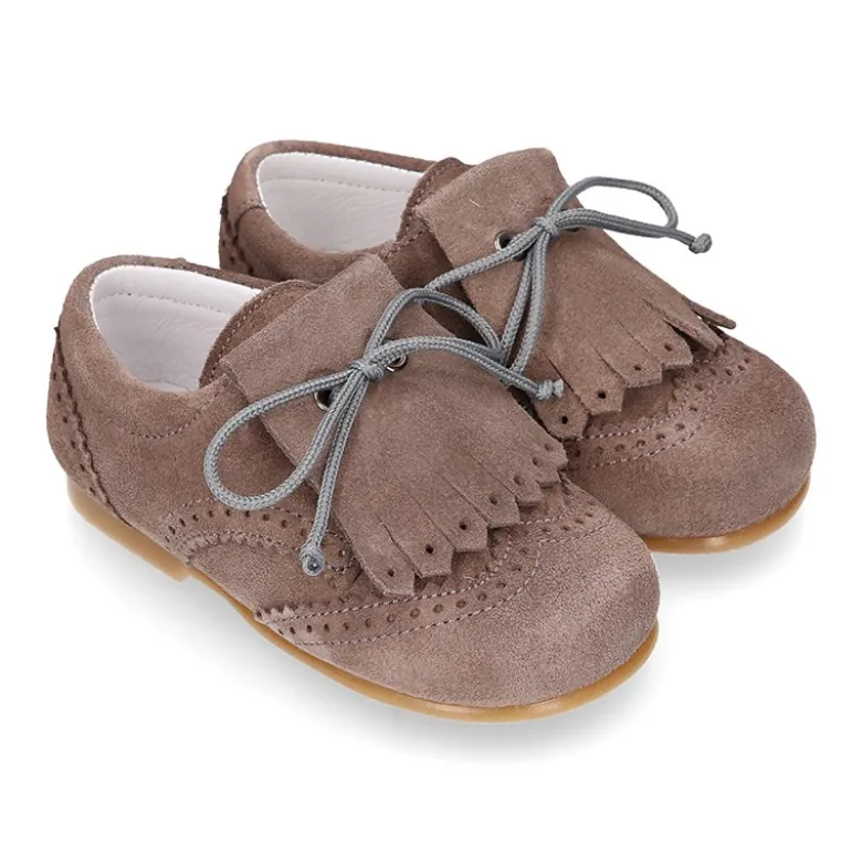 Zapatito tipo Blucher niño con lengüeta y picados en serraje.