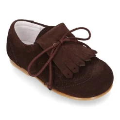 Zapatito tipo Blucher niño con lengüeta y picados en serraje.
