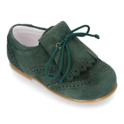 Zapatito tipo Blucher niño con lengüeta y picados en serraje.
