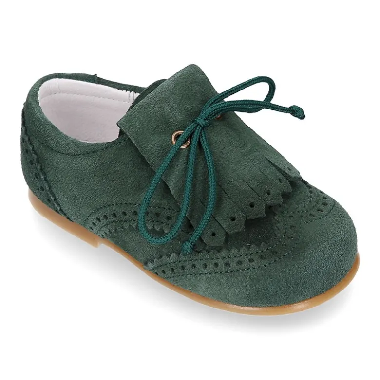 Zapatito tipo Blucher niño con lengüeta y picados en serraje.