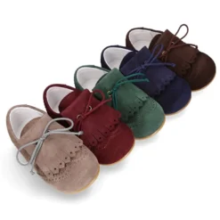 Zapatito tipo Blucher niño con lengüeta y picados en serraje.