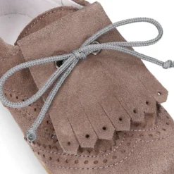 Zapatito tipo Blucher niño con lengüeta y picados en serraje.