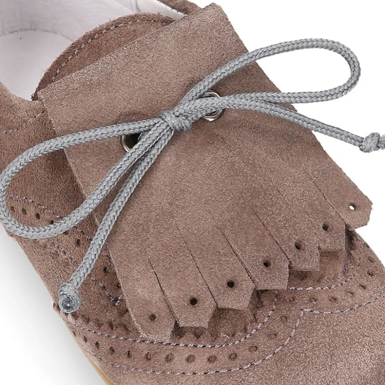 Zapatito tipo Blucher niño con lengüeta y picados en serraje.