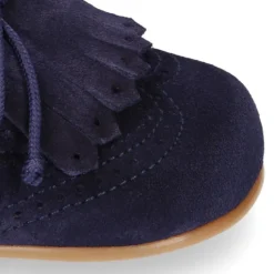Zapatito tipo Blucher niño con lengüeta y picados en serraje.