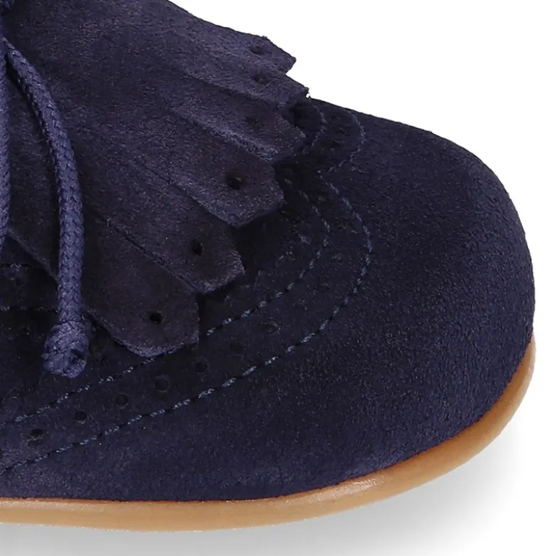 Zapatito tipo Blucher niño con lengüeta y picados en serraje.