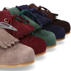 Zapatito tipo Blucher niño con lengüeta y picados en serraje.