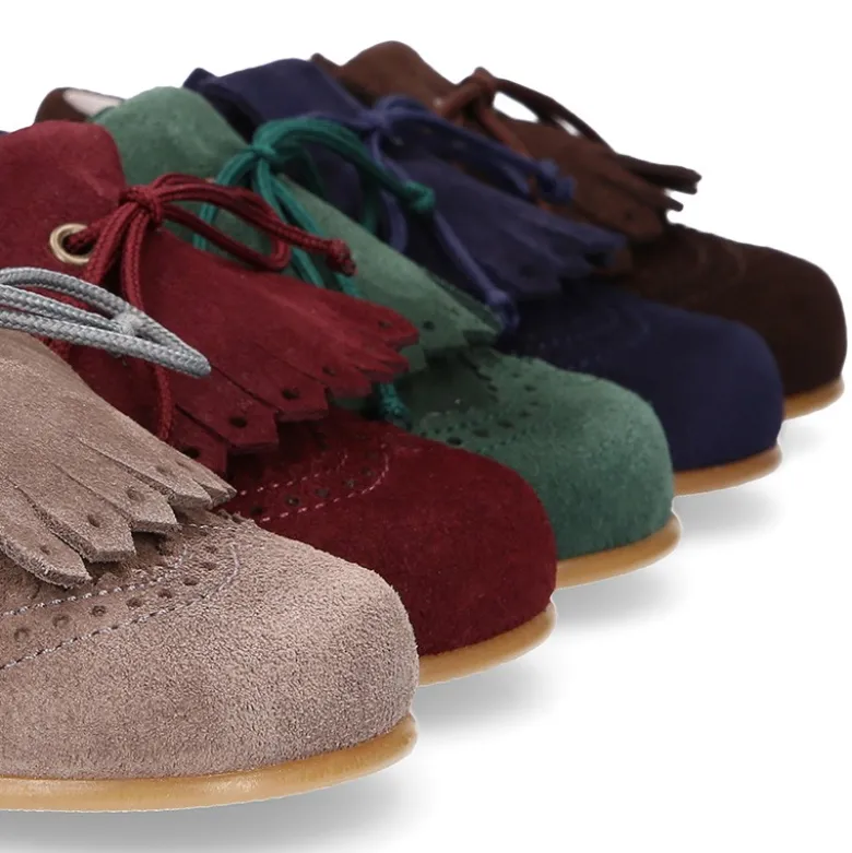 Zapatito tipo Blucher niño con lengüeta y picados en serraje.