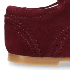 Zapatito tipo Blucher niño con lengüeta y picados en serraje.