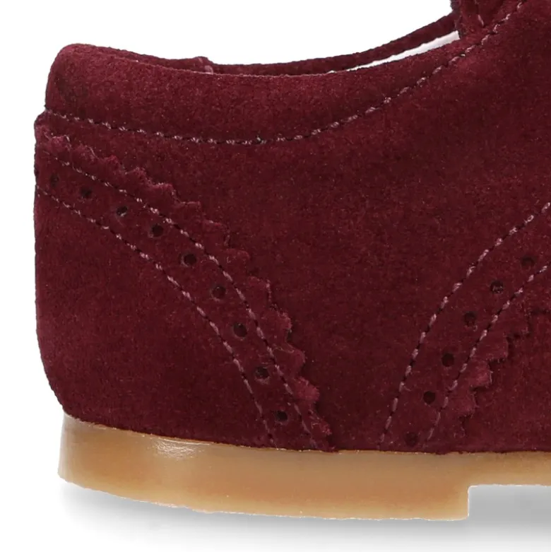Zapatito tipo Blucher niño con lengüeta y picados en serraje.