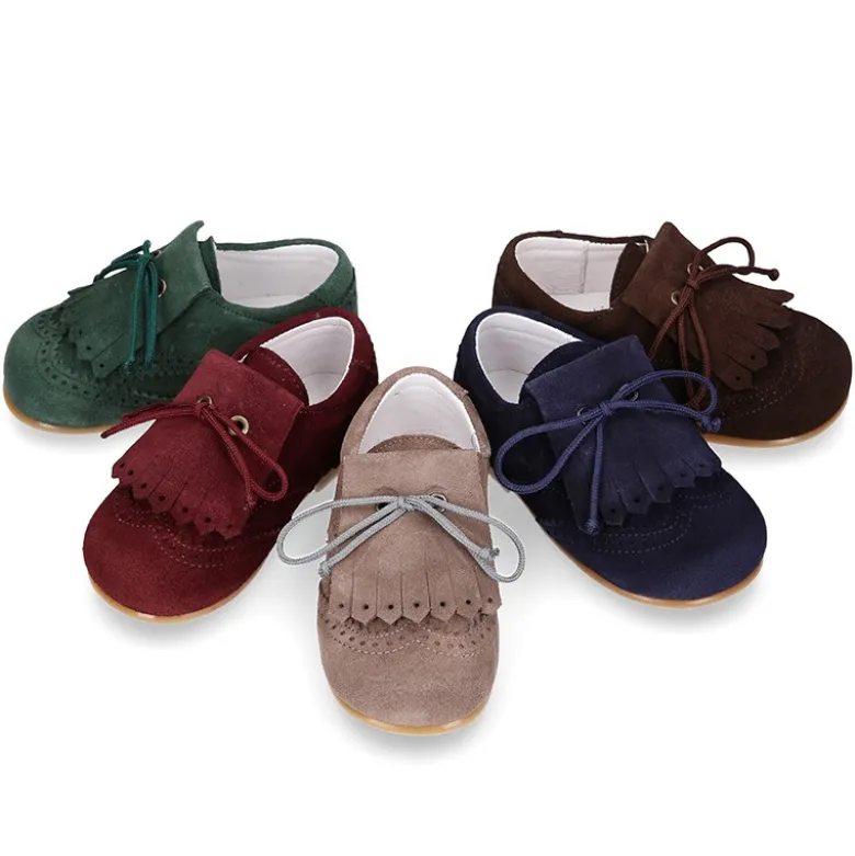 Zapatito tipo Blucher niño con lengüeta y picados en serraje.