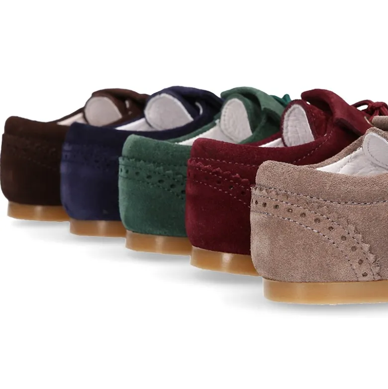 Zapatito tipo Blucher niño con lengüeta y picados en serraje.