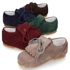 Zapatito tipo Blucher niño con lengüeta y picados en serraje.