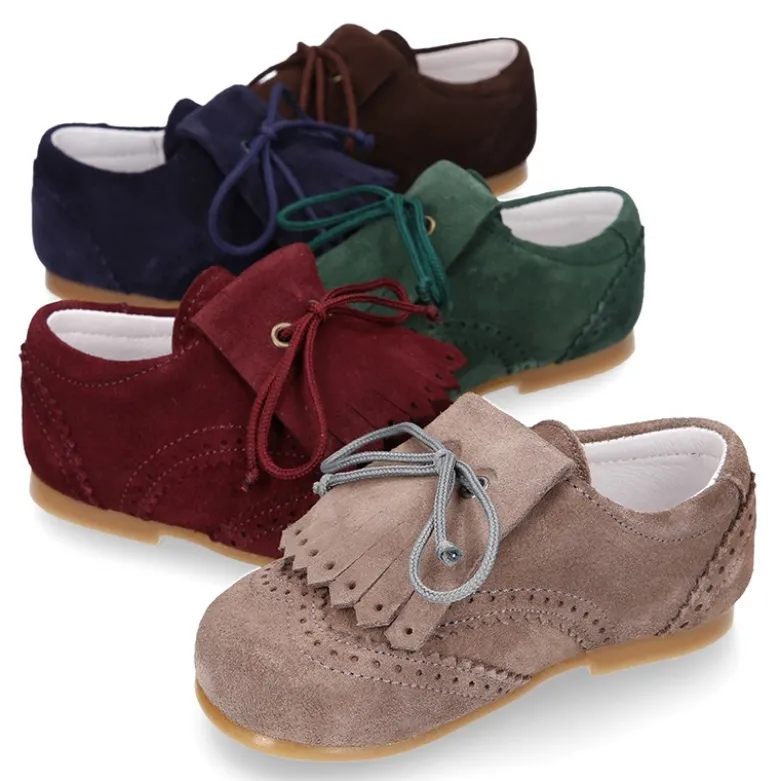 Zapatito tipo Blucher niño con lengüeta y picados en serraje.