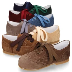 Zapatito tipo Blucher niño con lazo y picados en serraje.