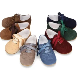 Zapatito tipo Blucher niño con lazo y picados en serraje.