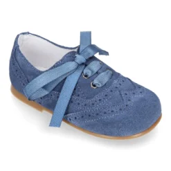 Zapatito tipo Blucher niño con lazo y picados en serraje.