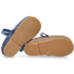 Zapatito tipo Blucher niño con lazo y picados en serraje.