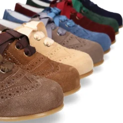 Zapatito tipo Blucher niño con lazo y picados en serraje.
