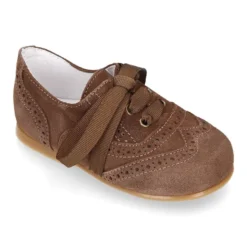 Zapatito tipo Blucher niño con lazo y picados en serraje.