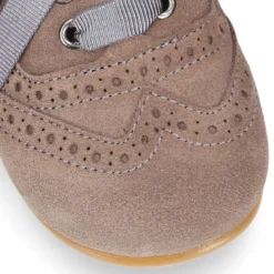 Zapatito tipo Blucher niño con lazo y picados en serraje.