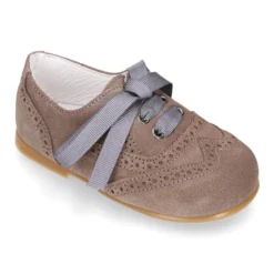 Zapatito tipo Blucher niño con lazo y picados en serraje.