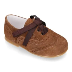 Zapatito tipo Blucher niño con lazo y picados en serraje.