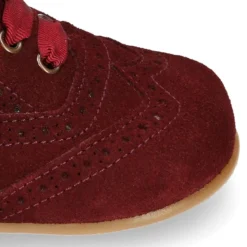 Zapatito tipo Blucher niño con lazo y picados en serraje.