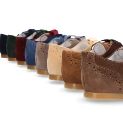 Zapatito tipo Blucher niño con lazo y picados en serraje.