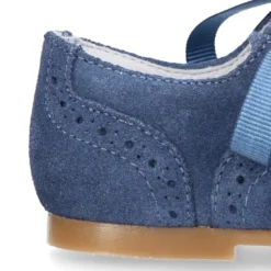 Zapatito tipo Blucher niño con lazo y picados en serraje.