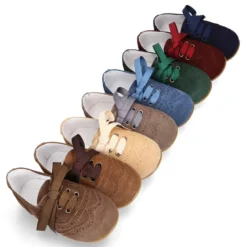 Zapatito tipo Blucher niño con lazo y picados en serraje.