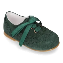 Zapatito tipo Blucher niño con lazo y picados en serraje.