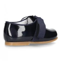 Zapatito tipo Blucher niño en piel charol con lazos.