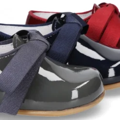 Zapatito tipo Blucher niño en piel charol con lazos.
