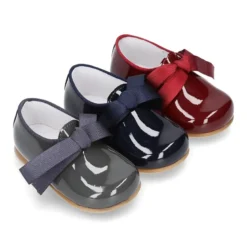 Zapatito tipo Blucher niño en piel charol con lazos.