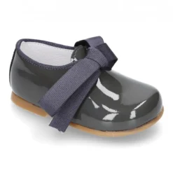 Zapatito tipo Blucher niño en piel charol con lazos.