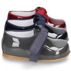 Zapatito tipo Blucher niño en piel charol con lazos.