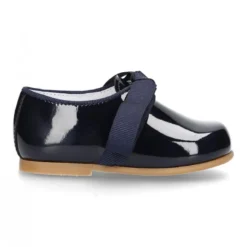 Zapatito tipo Blucher niño en piel charol con lazos.