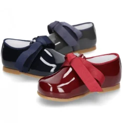 Zapatito tipo Blucher niño en piel charol con lazos.