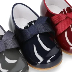 Zapatito tipo Blucher niño en piel charol con lazos.