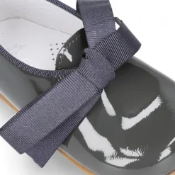 Zapatito tipo Blucher niño en piel charol con lazos.