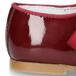 Zapatito tipo Blucher niño en piel charol con lazos.