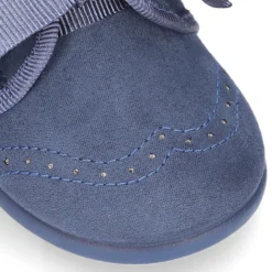 Zapatito tipo Blucher niños con lazos y picados en Serratex.